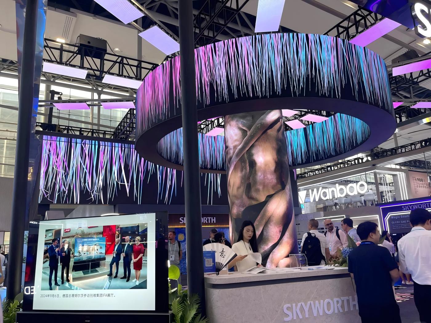 2.? Creating space atmosphere: LED display screens can flexibly switch display content according to different festivals, seasons or theme activities, such as the Spring Festival, Valentine's Day or theme activities to display pictures that match the theme, add atmosphere and temperature to the shopping mall, let customers immerse themselves in it, extend the length of stay, indirectly promote the occurrence of consumer behavior, and strengthen customers' emotional identification and memory of the shopping mall. 2.? Creating space atmosphere: LED display screens can flexibly switch display content according to different festivals, seasons or theme activities, such as the Spring Festival, Valentine's Day or theme activities to display pictures that match the theme, add atmosphere and temperature to the shopping mall, let customers immerse themselves in it, extend the length of stay, indirectly promote the occurrence of consumer behavior, and strengthen customers' emotional identification and memory of the shopping mall.